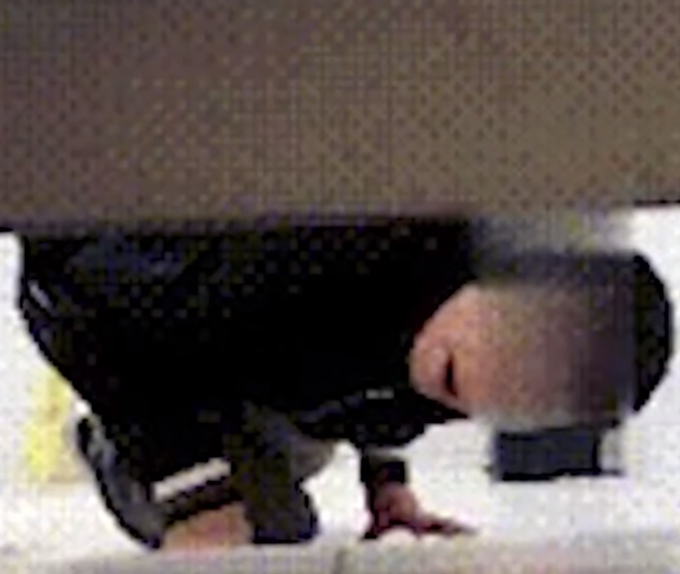 猥琐男|猥琐男女厕偷窥被拍正脸，民警迅速行动，还赞女孩机智勇敢！