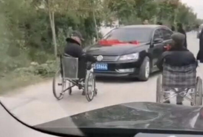 |安徽利辛老人组轮椅队拦婚车要钱? 当地镇政府回应