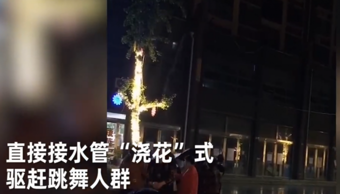 奇葩|楼上居民浇花式驱赶广场舞大妈，有人被淋透了