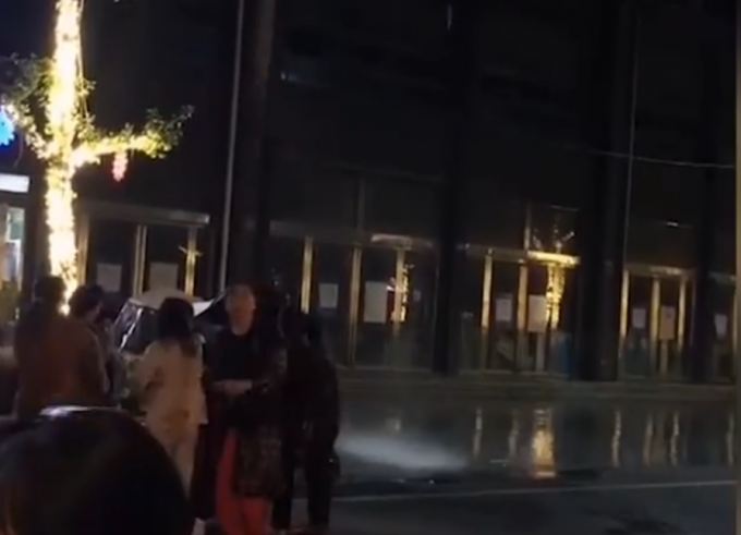 奇葩|楼上居民浇花式驱赶广场舞大妈，有人被淋透了