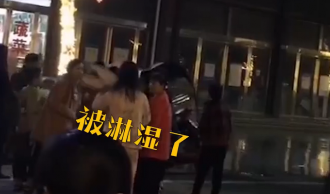 奇葩|楼上居民浇花式驱赶广场舞大妈，有人被淋透了