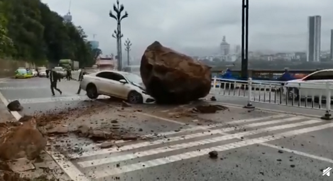热点|太惊险！四川宜宾山体滑坡过路车辆被巨石砸中，该路段已交通管制