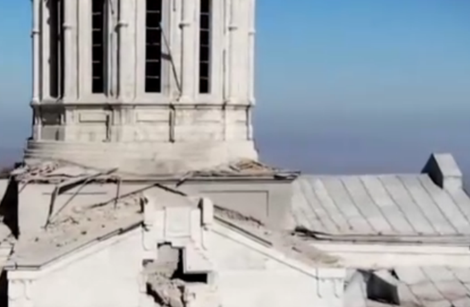 亚美尼亚|亚美尼亚提琴手废墟中独自演奏，悼念被毁大教堂