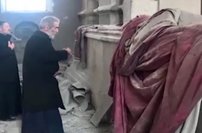 亚美尼亚|亚美尼亚提琴手废墟中独自演奏，悼念被毁大教堂