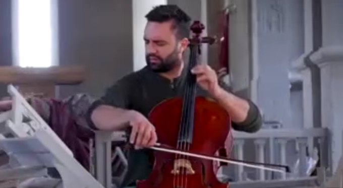 亚美尼亚|亚美尼亚提琴手废墟中独自演奏，悼念被毁大教堂