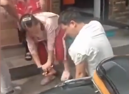 外卖|浙江一外卖员疑因上报商家出餐慢，遭摁地殴打