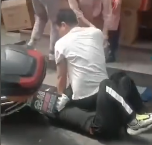 外卖|浙江一外卖员疑因上报商家出餐慢，遭摁地殴打