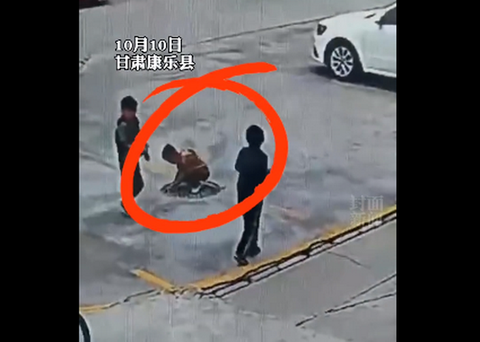 |甘肃一小孩往下水井扔炮仗被炸飞，因冲击力腾空翻转了2圈