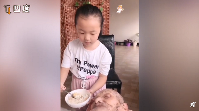 |10岁重孙女给108岁太爷爷喂饭，画面超温暖