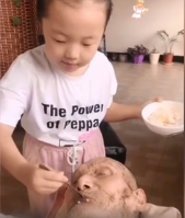 |暖！10岁重孙女给108岁太爷爷喂饭，网友直呼：太幸福