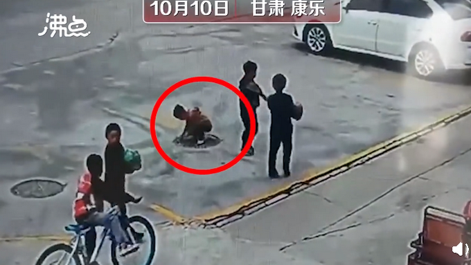 推荐|熊孩子井盖内扔鞭炮被炸飞3米远，腾空翻转多圈 网友：可太危险了