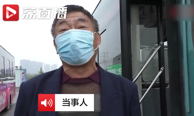 搞笑|郑州一大爷乘车没零钱把手机扔进投币箱，网友：又想笑又心疼