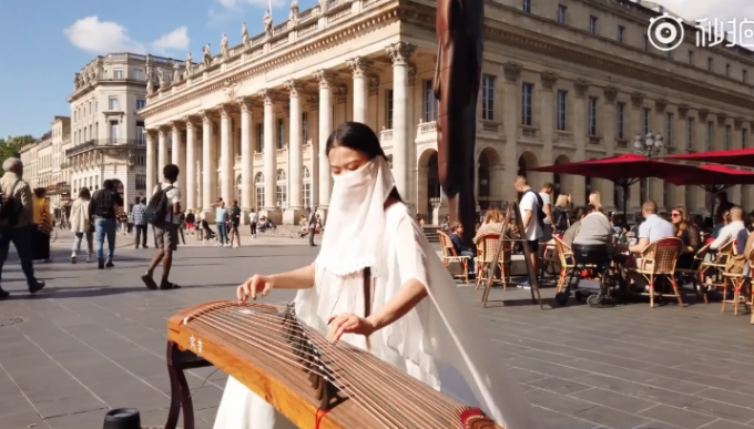 |留学生国外街头弹古筝惊艳外国人，本人回应：民族的就是世界的