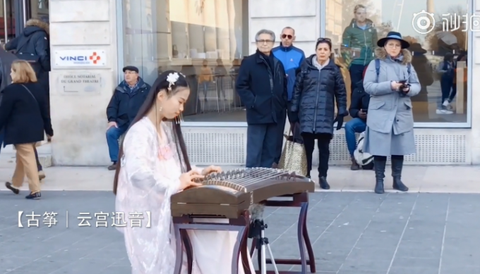 |留学生国外街头弹古筝惊艳外国人，本人回应：民族的就是世界的