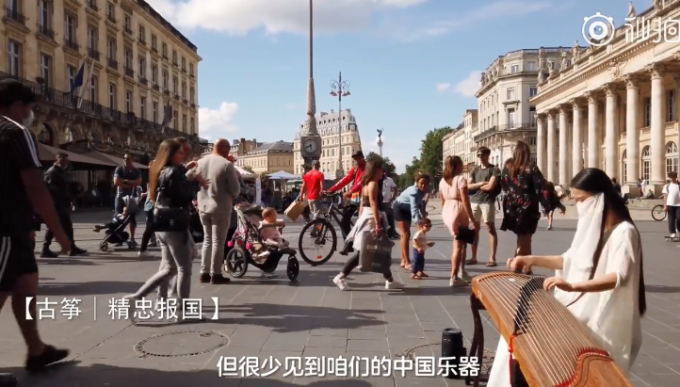 |留学生国外街头弹古筝惊艳外国人，本人回应：民族的就是世界的