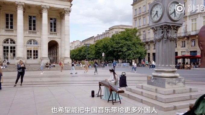 |留学生国外街头弹古筝惊艳外国人，本人回应：民族的就是世界的