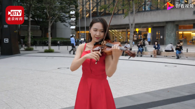 |留学生国外街头弹古筝惊艳外国人，本人回应：民族的就是世界的