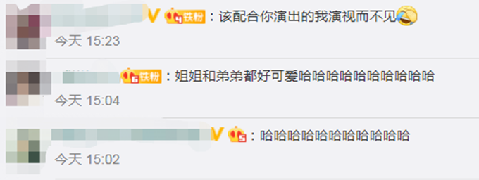 搞笑|弟弟校门口单膝跪地接姐姐放学，被“无视”后大哭，网友：可爱
