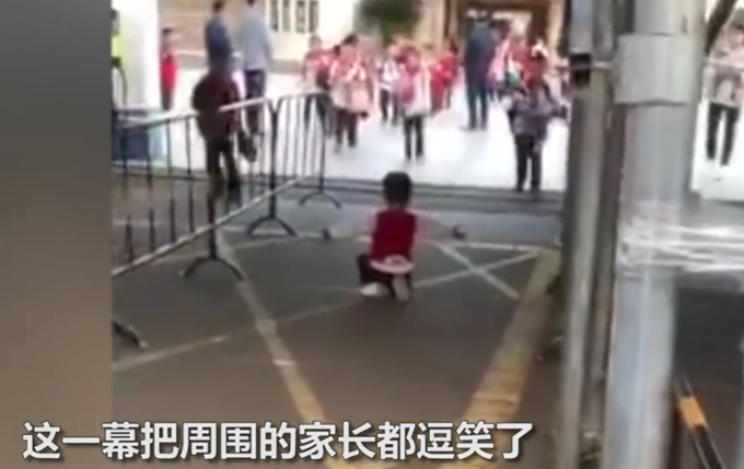 搞笑|弟弟校门口单膝跪地接姐姐放学，被“无视”后大哭，网友：可爱