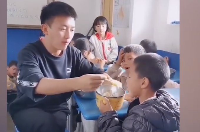 |学生考100分老师奖励亲自喂饭：必须享受VIP待遇
