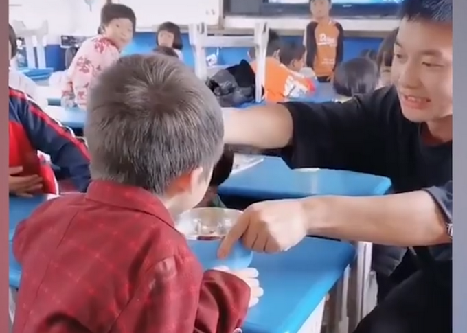 |学生考100分老师奖励亲自喂饭：必须享受VIP待遇