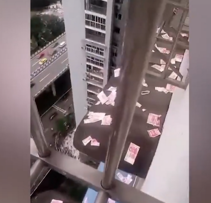 |重庆一市民疑因泄愤高空抛洒巨额现金，警方已介入