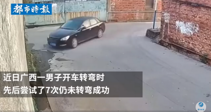 |男子连续7次90度转弯失败后徒手挪车，网友：大力出奇迹