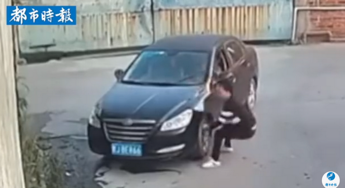 |男子连续7次90度转弯失败后徒手挪车，网友：大力出奇迹