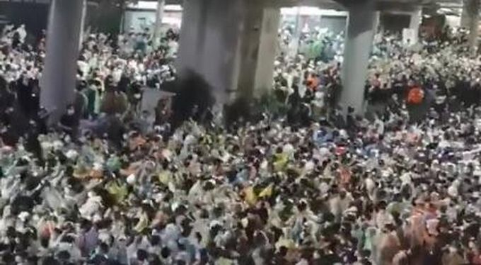 热点|泰国曼谷再次爆发大规模抗议，抗议现场人浪传递安全帽