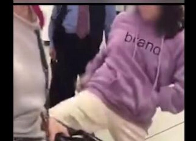 热点|武汉地铁内女孩当众连踹母亲，白岩松：父母是需要终身学习的大行当