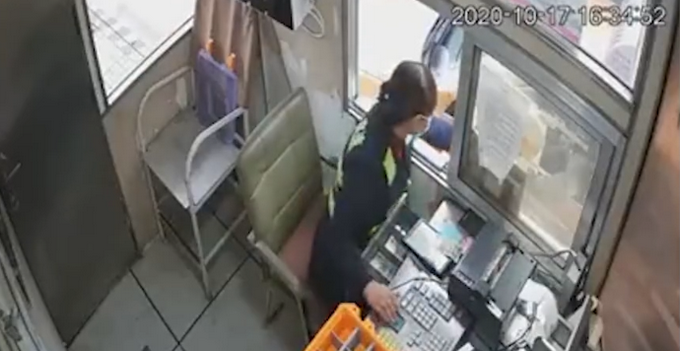 |出租驶入收费站，司机遇险暗打手势收费员秒懂报警，网友：都是聪明人