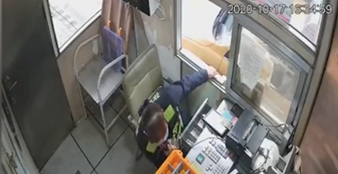 |出租驶入收费站，司机遇险暗打手势收费员秒懂报警，网友：都是聪明人