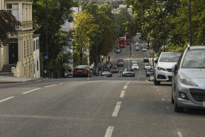 |英国将全面禁止开车用手机，违者将面临200英镑罚款并扣6分