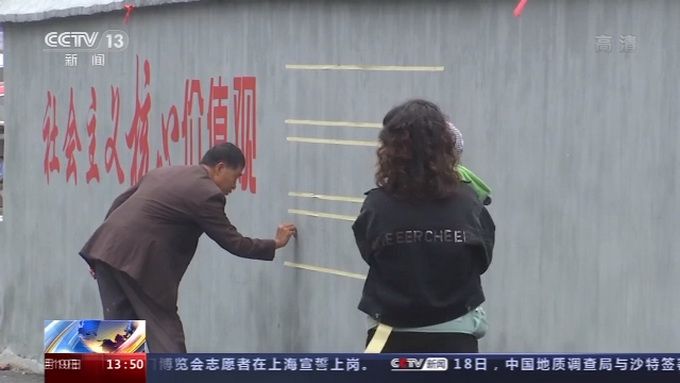 热点|大叔墙上手写印刷体，堪称“行走的打印机”