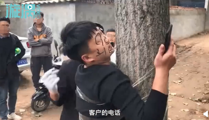 热点|河南一新郎被婚闹朋友绑树上，竟当场和客户淡定打电话聊业务