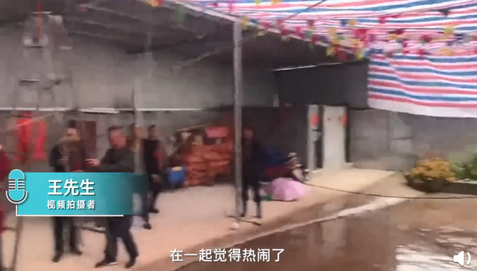 热点|河南一新郎被婚闹朋友绑树上，竟当场和客户淡定打电话聊业务