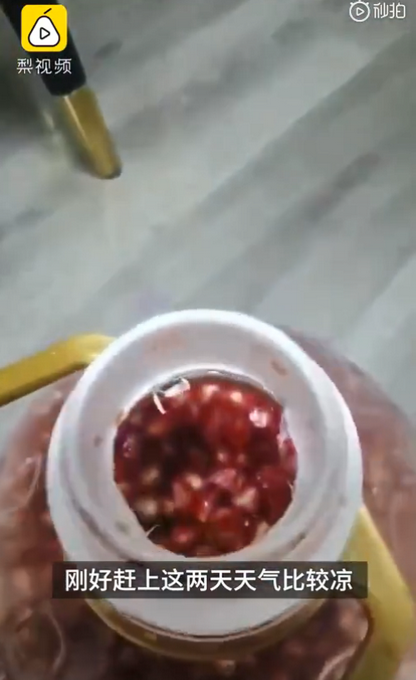 热点|妈妈手剥10斤石榴籽寄给女儿，网友羡慕：每一颗都是思念