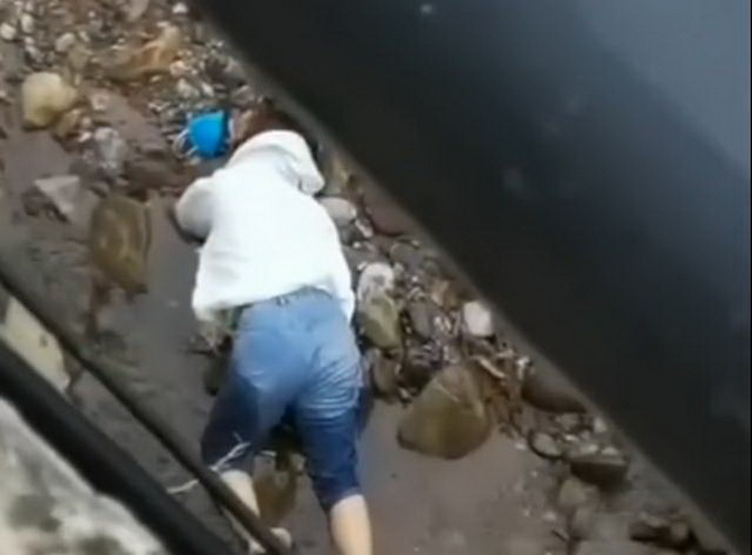 热点|云南男子离婚路上把妻子扔下桥后被批捕，其妻子14岁生孩子