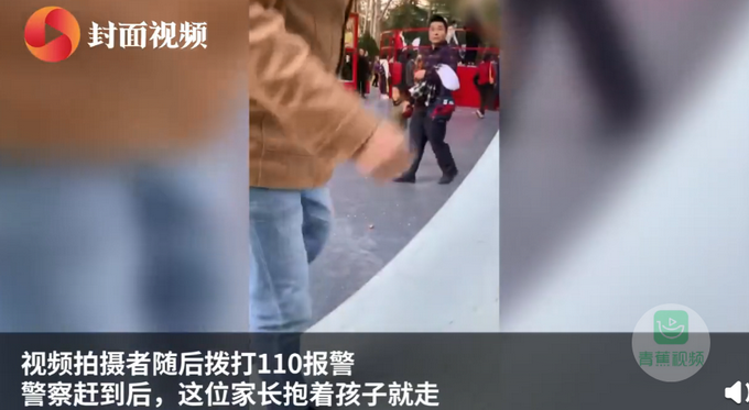 热点|父亲把滑板用的坡道当滑梯带孩子耍，被劝说后怒怼：你打110啊