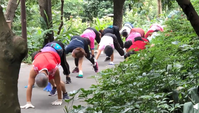 热点|91岁大爷公园组团龟蛇爬行：有一日就练一日，一天不练就不舒服