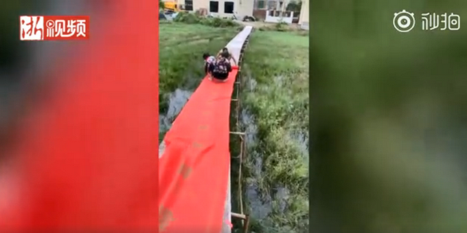 热点|门前积水家人搭桥送准新娘出嫁，网友：一定要把人嫁出去！