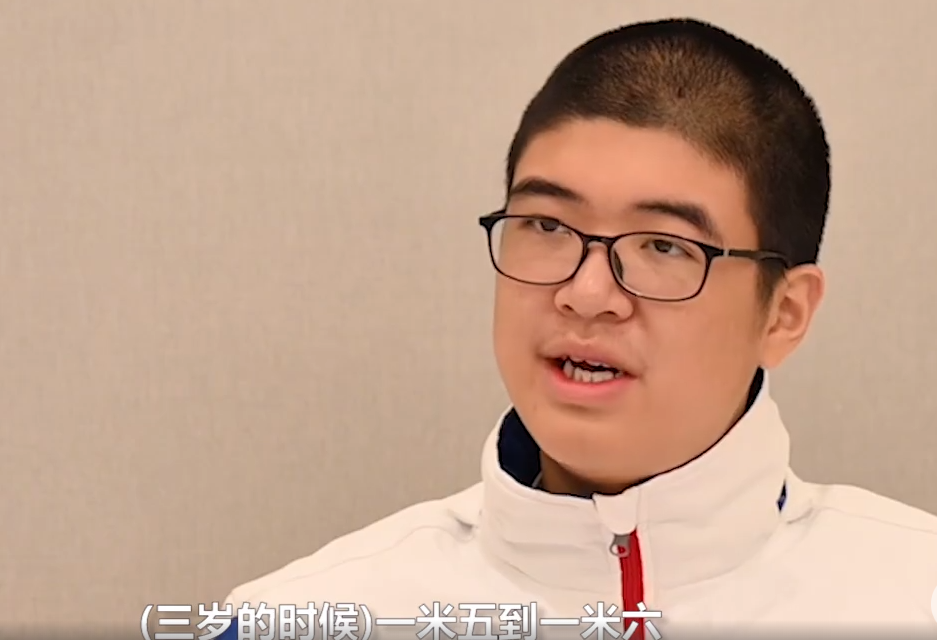 巨人|四川14岁男孩身高221厘米，不是巨人症，3岁就1米5了！