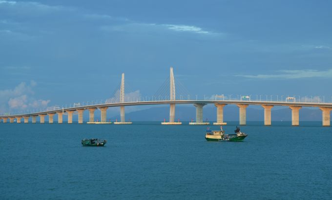 热点|11人港珠澳大桥桥墩上垂钓被抓，网友：休闲娱乐也得分地方