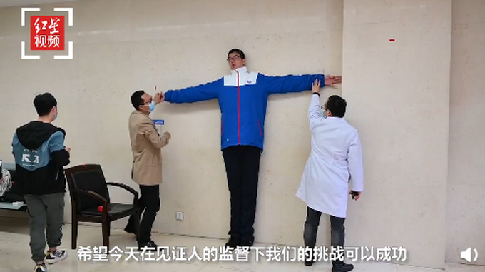 |14岁男孩身高2.21米挑战吉尼斯纪录，其外公和妈妈身高超一米九