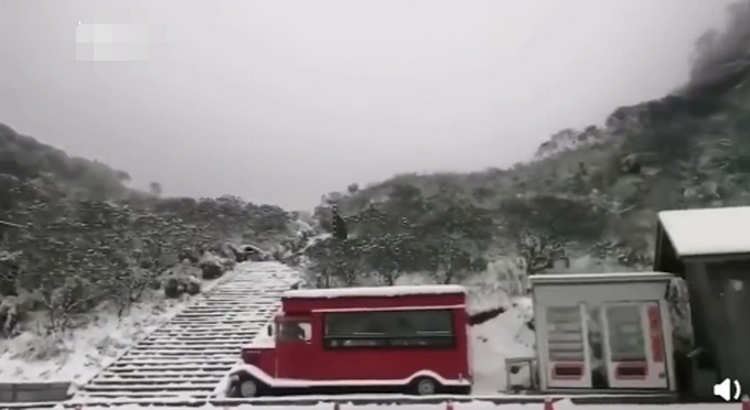 热点|神农架一夜秋雪满山变白头，网友齐呼：太美了，像仙境