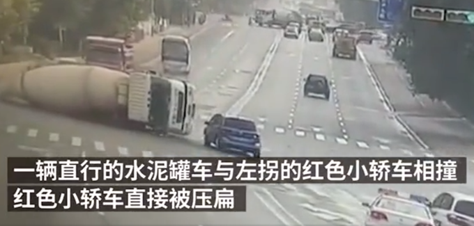 交通事故|济南一水泥罐车侧翻压扁轿车，警方发布通报