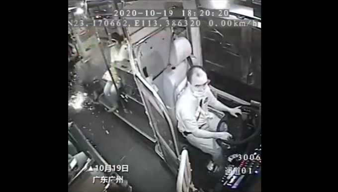 |公交车上手机自燃变“烟花”，司机临危不乱妥善处理，网友：太可怕