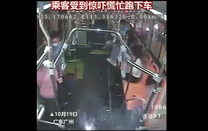 |公交车上手机自燃变“烟花”，司机临危不乱妥善处理，网友：太可怕