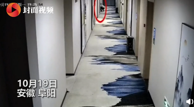 热点|民警宾馆查房门缝塞来小卡片， 网友：你成功引起了警察蜀黍的注意