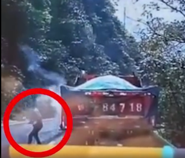 正能量|两老人发觉山体塌方分头拦下5辆车，冒死示警一幕令人敬佩